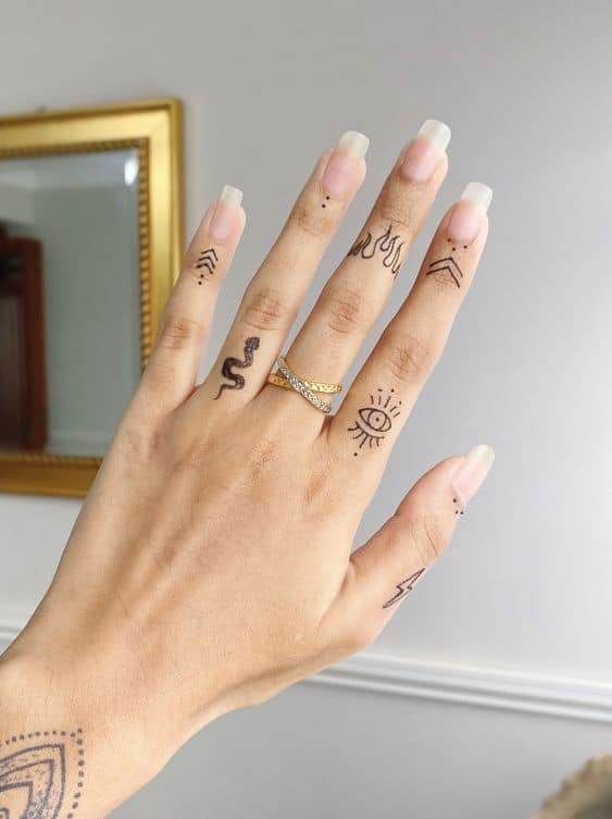 TOP 50: Best Hand Tattoos For Women - TattooTab