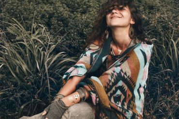 how to wear a poncho